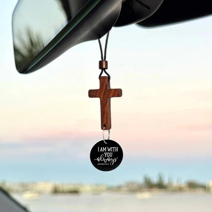 ✝️Raamatun sanoja auton taustapeilissä roikkuva ristiriipus