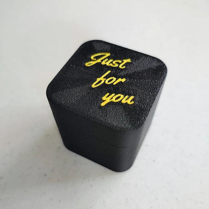 đMittelfinger in einer Box