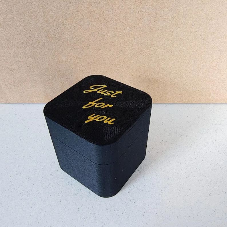 đMittelfinger in einer Box
