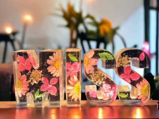 🌸 Kukkainen hartsi yövalo